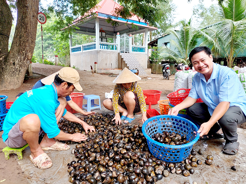 An Giang: Sản vật mùa nước nổi là bao loài tôm, cá, cua, ốc,... đặc sản, dân ra đánh bắt, kiếm tiền mưu sinh - Ảnh 7.