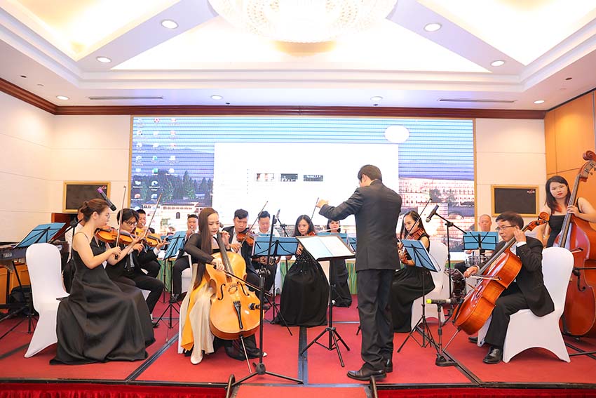 Cello Đinh Hoài Xuân “chơi ngông” mời dàn nhạc giao hưởng quốc tế về Việt Nam biểu diễn - Ảnh 2.