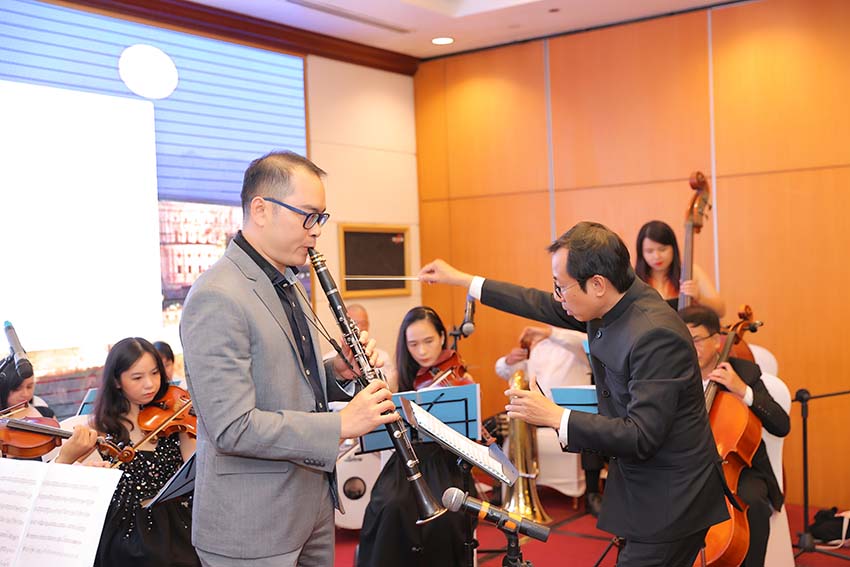 Cello Đinh Hoài Xuân “chơi ngông” mời dàn nhạc giao hưởng quốc tế về Việt Nam biểu diễn - Ảnh 3.