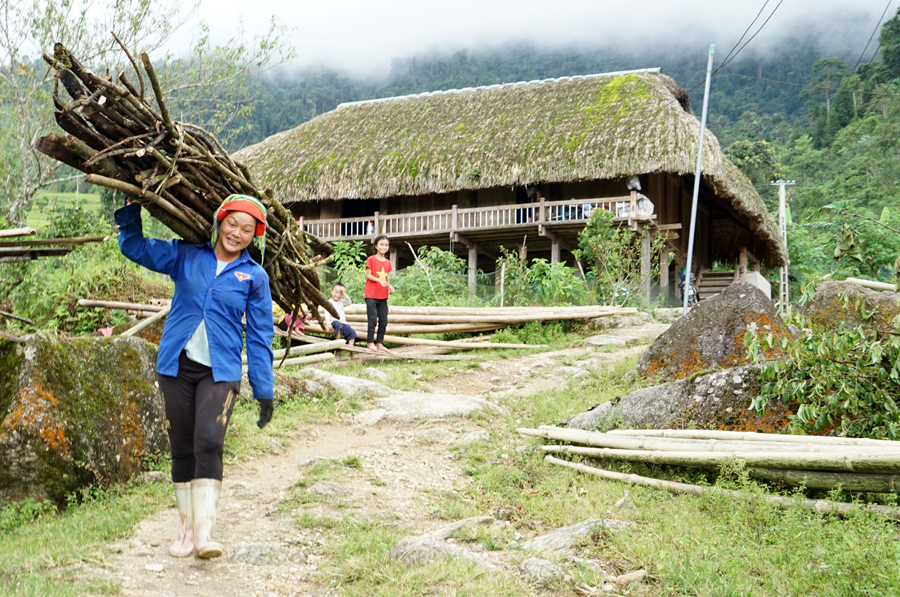 Làng ở Hà Giang thấy lạ lắm, tất cả các mái nhà đều mọc kín một thứ &quot;cỏ&quot; mượt như nhung, đổi màu theo mùa - Ảnh 8.