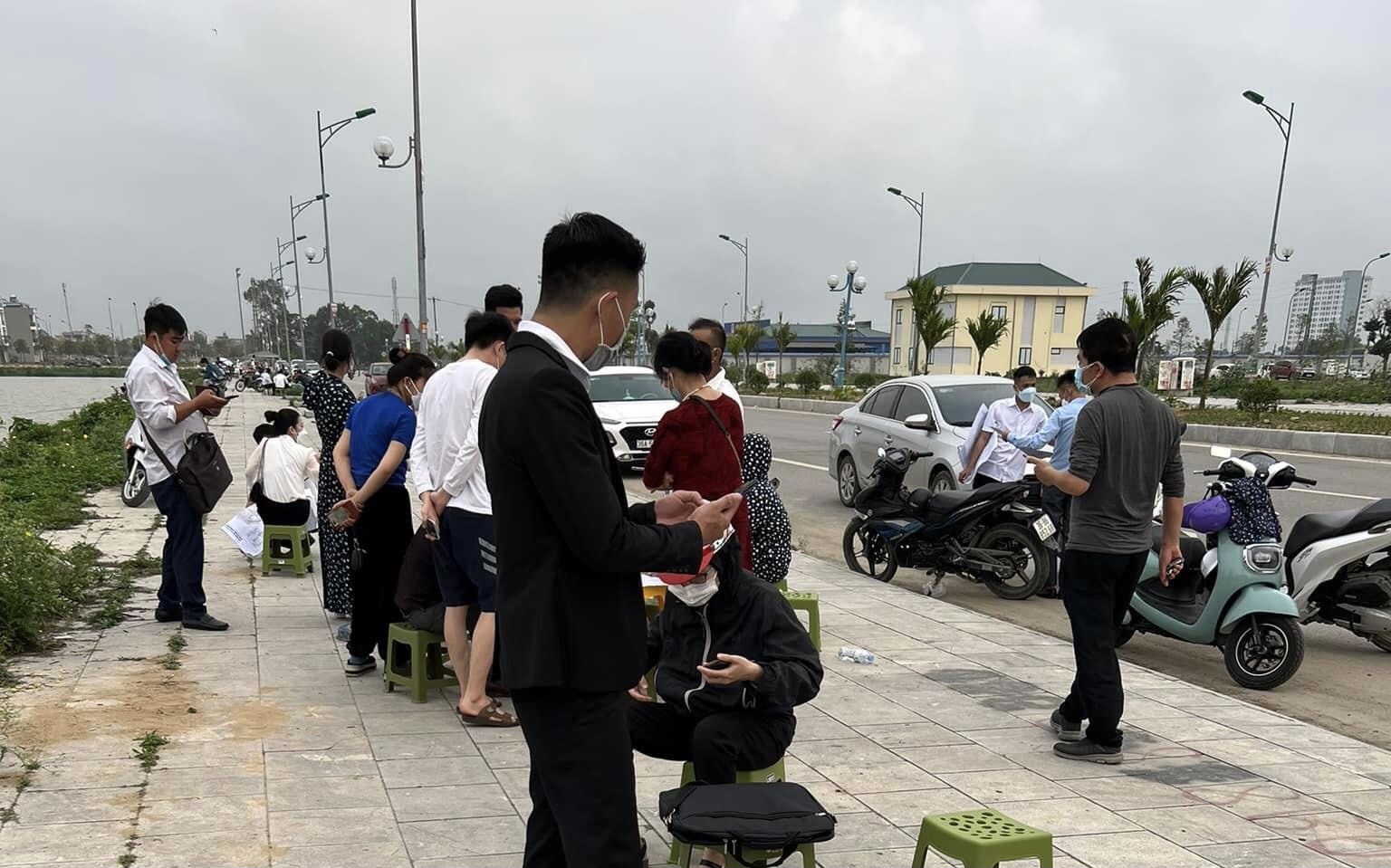 Lãi suất ngân hàng tiếp tục tăng: Thanh khoản bất động sản giảm, nhà đầu tư đành “cắt lỗ” - Ảnh 1.