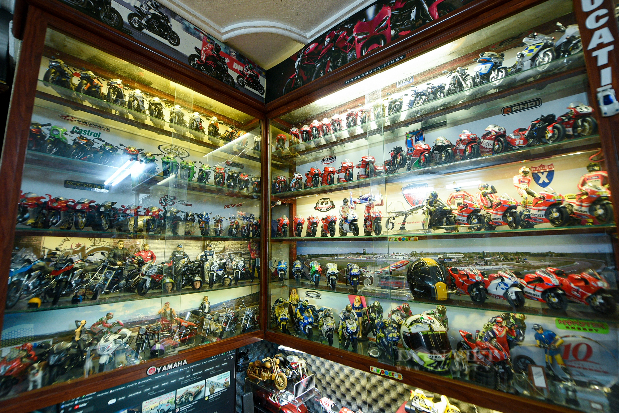 Người đàn ông sở hữu hơn 400 loại mô hình xe máy, ôtô khác nhau ở Hà Nội - Ảnh 3.