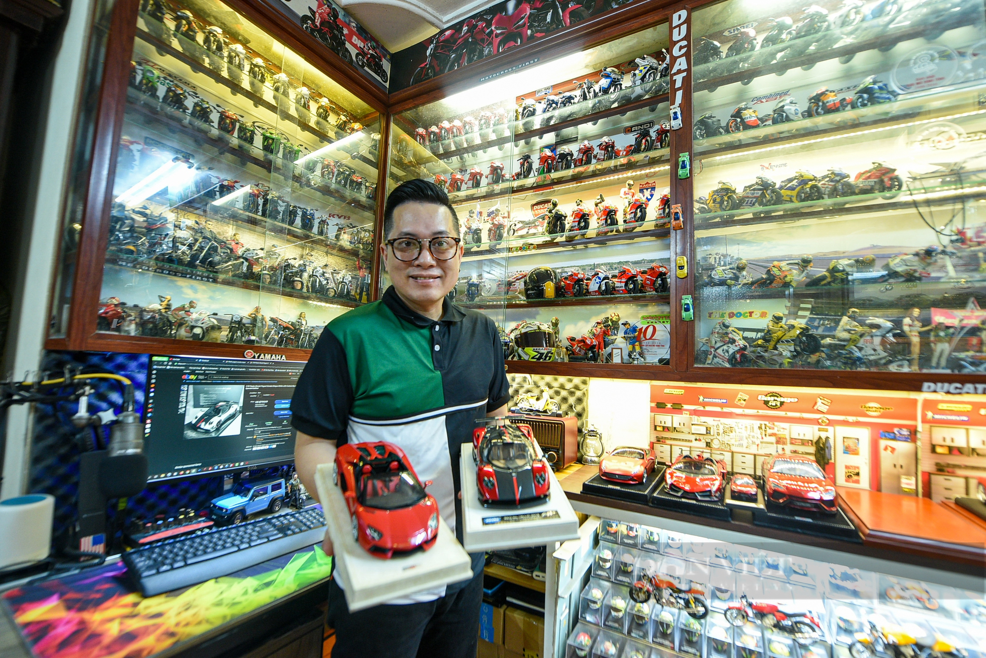 Người đàn ông sở hữu hơn 400 loại mô hình xe máy, ôtô khác nhau ở Hà Nội - Ảnh 14.