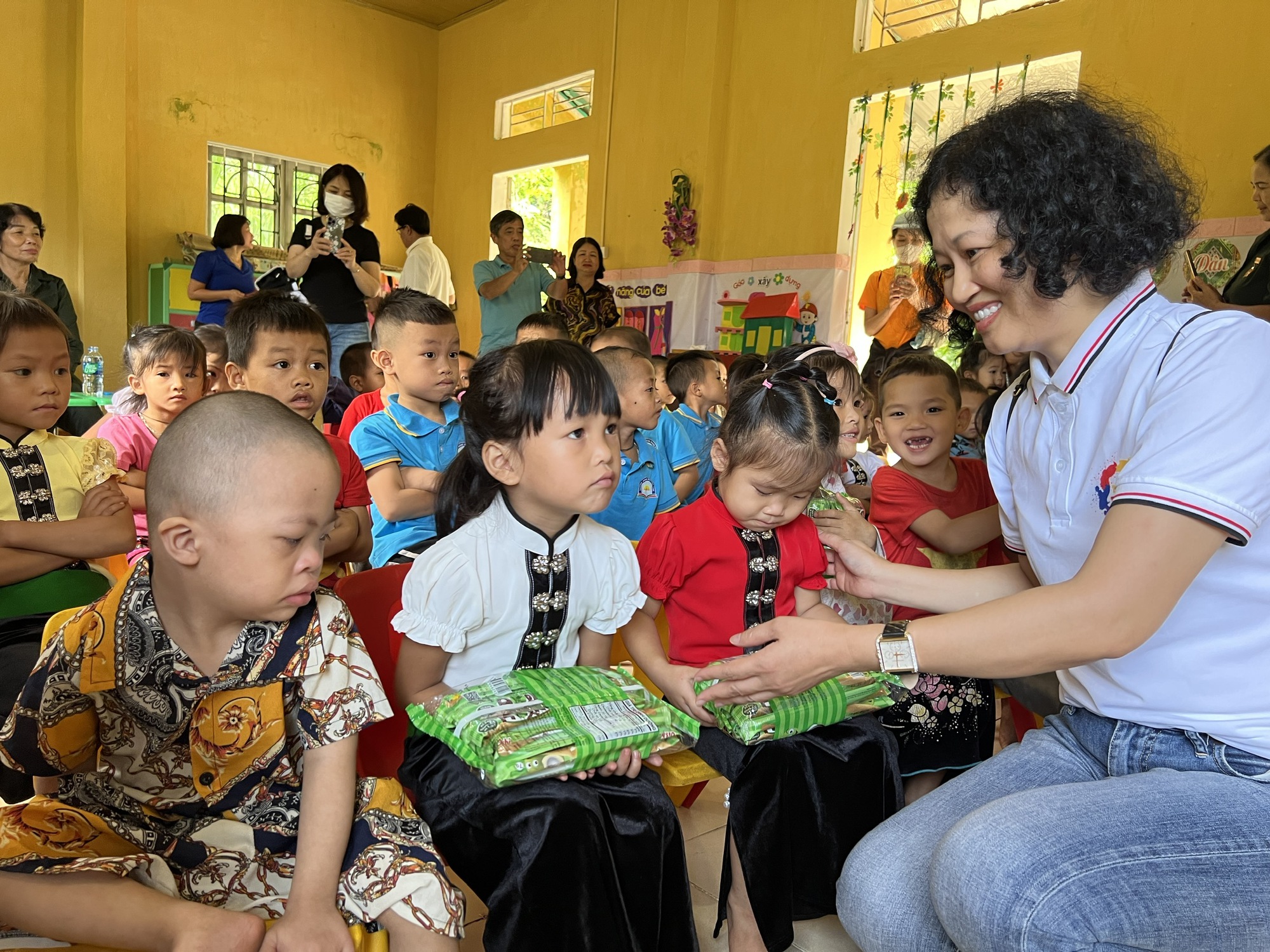 Trao tặng yêu thương đến trẻ em nghèo vùng cao Yên Bái  - Ảnh 6.