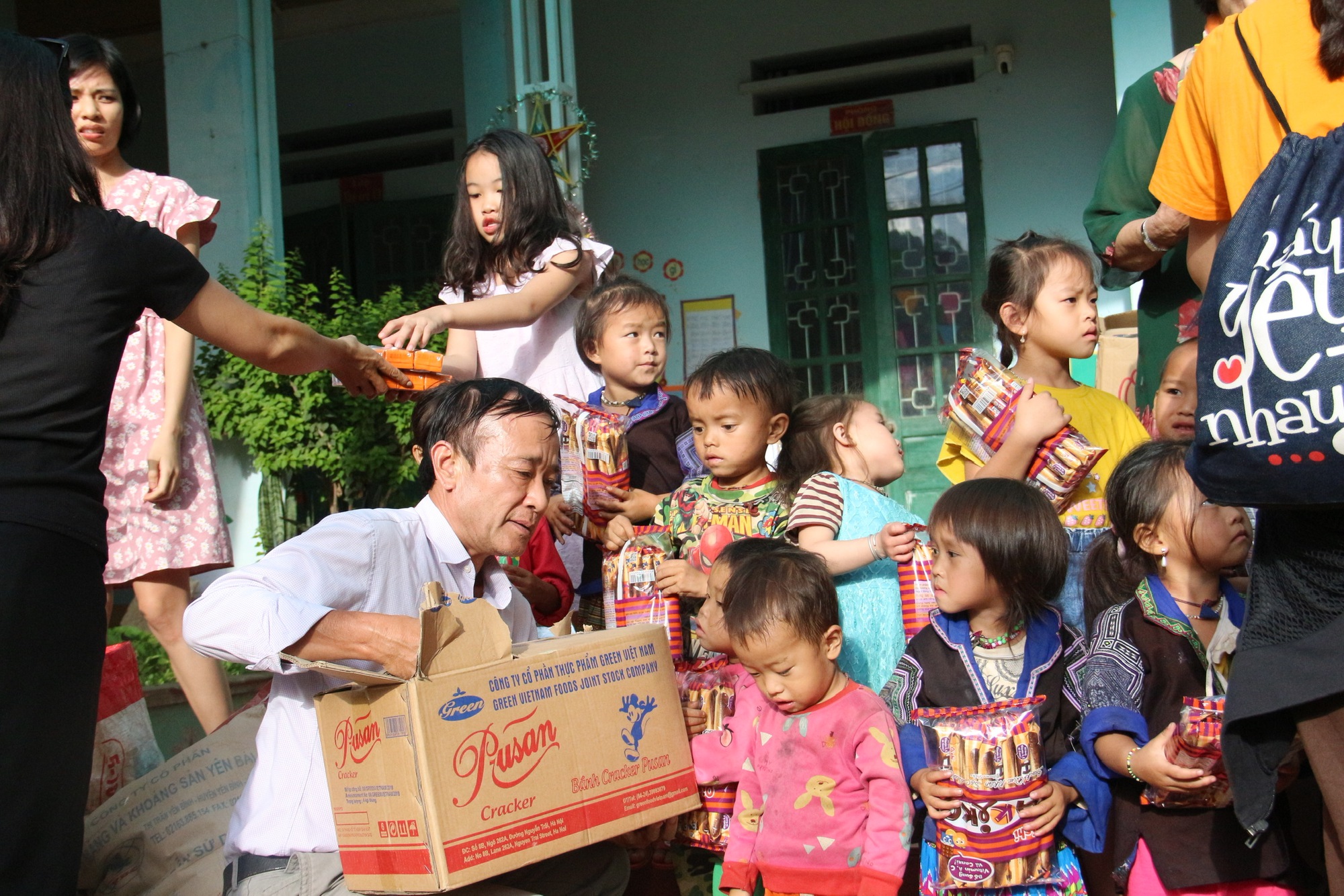 Trao tặng yêu thương đến trẻ em nghèo vùng cao Yên Bái  - Ảnh 3.