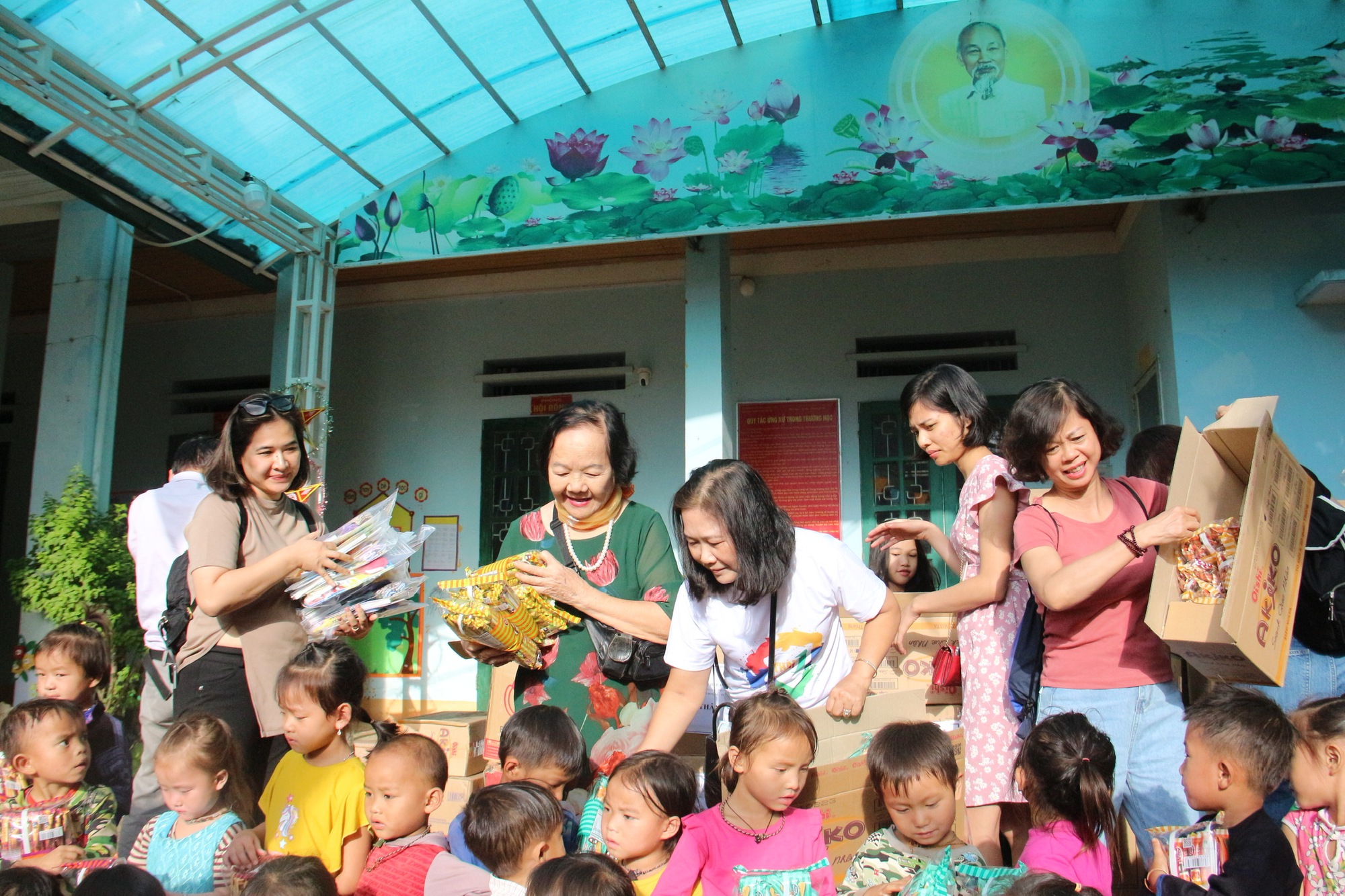 Trao tặng yêu thương đến trẻ em nghèo vùng cao Yên Bái  - Ảnh 7.