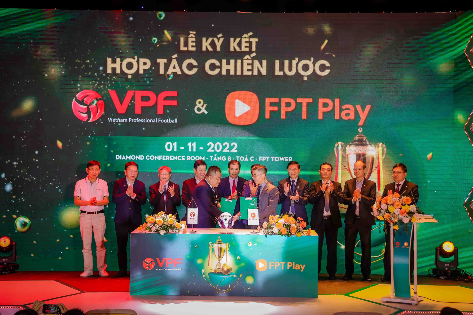 VPF ký hợp tác hàng chục tỷ đồng với FPT Play đúng thời điểm &quot;nhạy cảm&quot; - Ảnh 1.