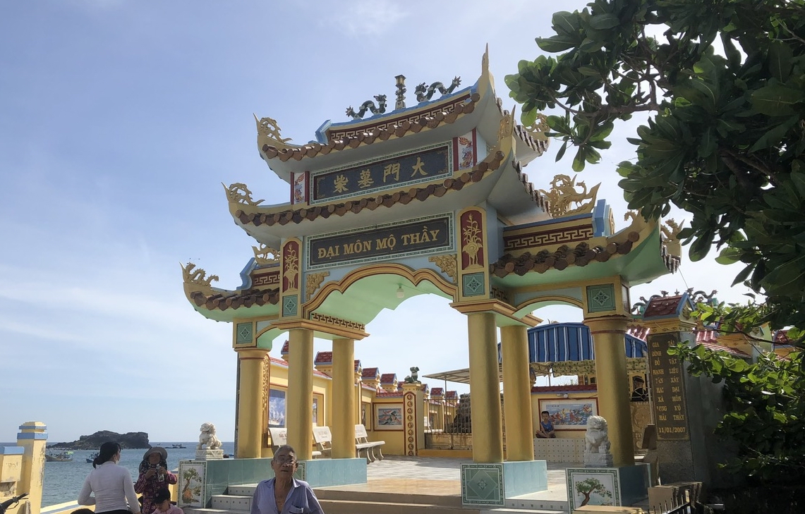 Thầy Sài Nại, một nhà địa lý người Hoa khi qua đời được người trên đảo Phú Quý tỉnh Bình Thuận lập đền thờ  - Ảnh 1.