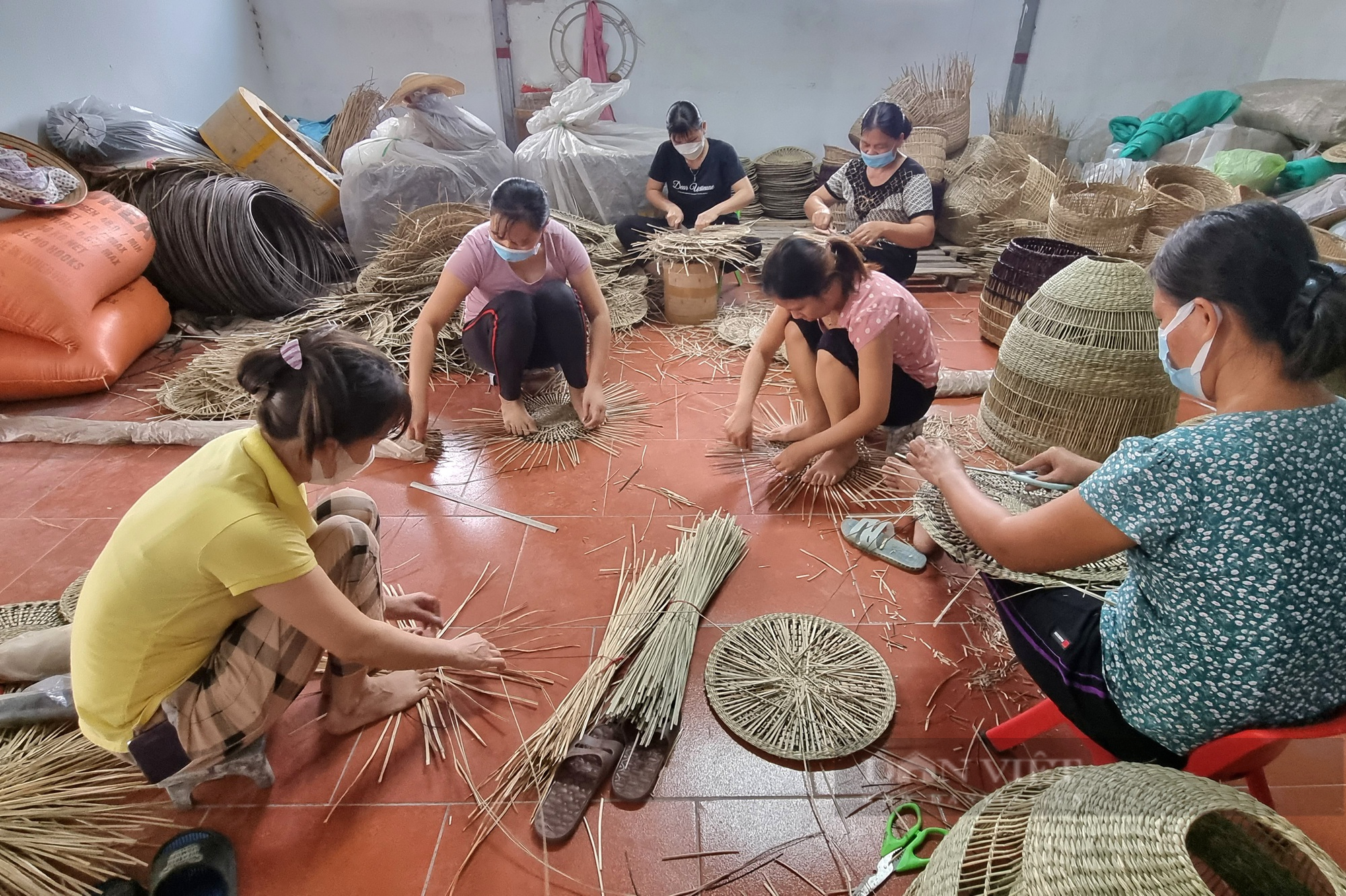 Ninh Bình: Một nông dân sản xuất kinh doanh giỏi dạy nghề, tạo việc làm cho hơn 100 hội viên, nông dân - Ảnh 3.