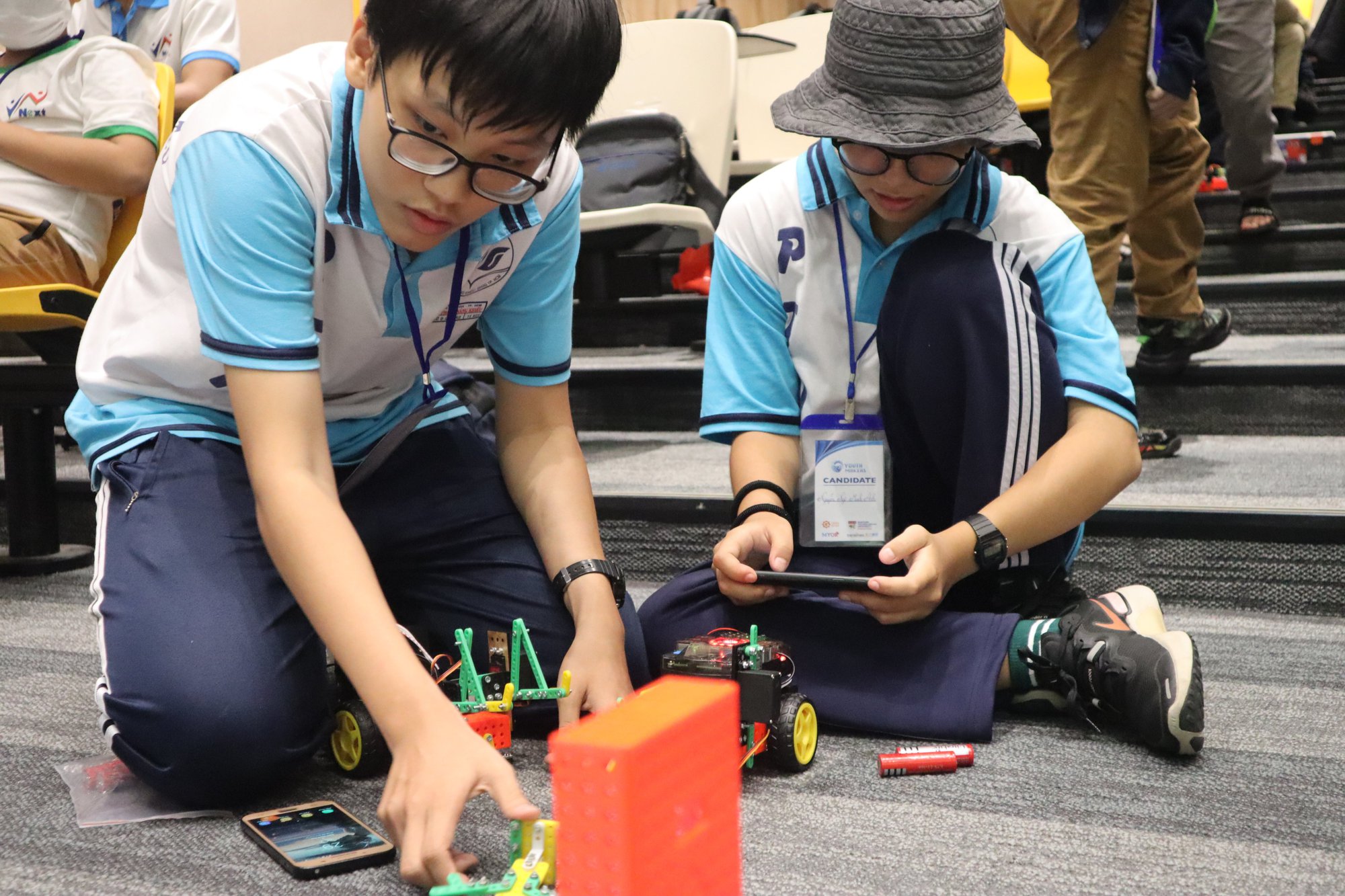 Nam sinh lớp 11 đạt giải vô địch cuộc thi lập trình robot tại Singapore  - Ảnh 2.