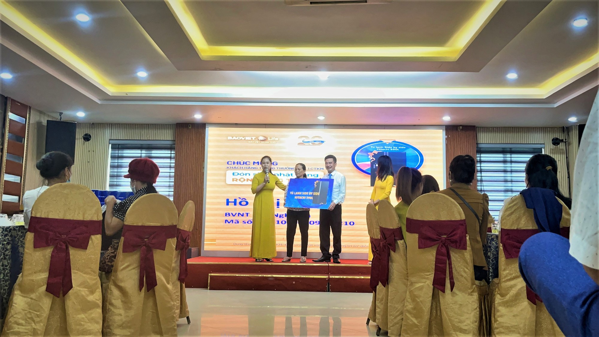 Bảo Việt Nhân thọ trao giải thưởng gần 1 tỷ đồng cho khách hàng - Ảnh 3.