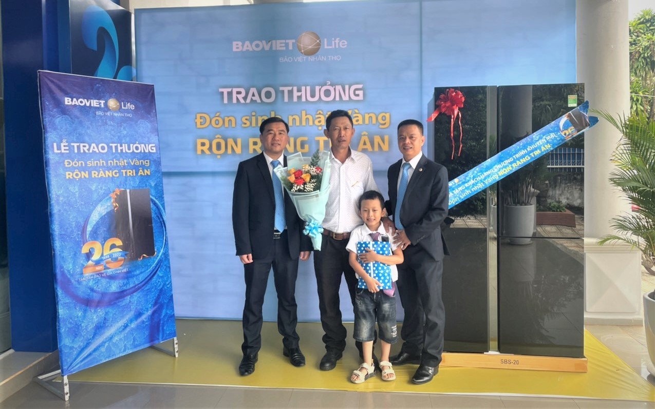 Bảo Việt Nhân thọ trao giải thưởng gần 1 tỷ đồng cho khách hàng - Ảnh 5.