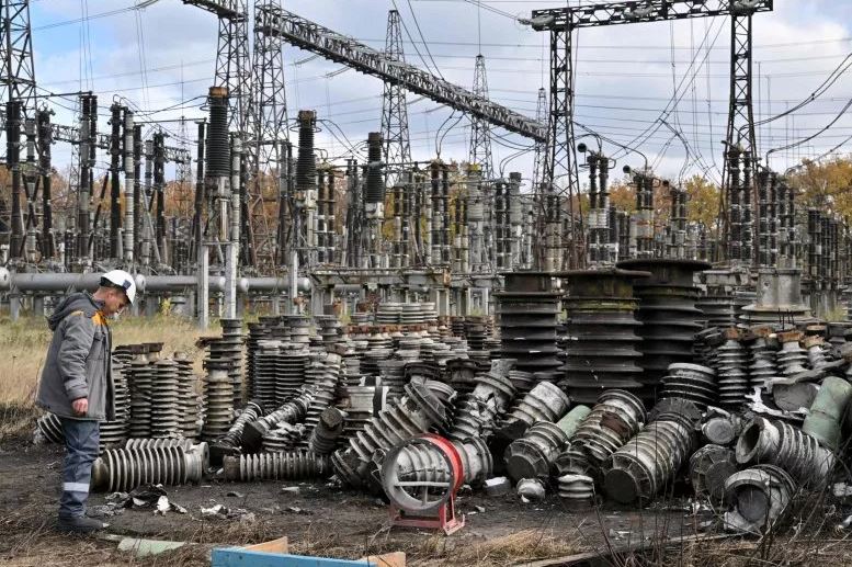 Gã khổng lồ năng lượng của Ukraine sắp hết trang thiết bị để khắc phục sự cố mất điện - Ảnh 1.