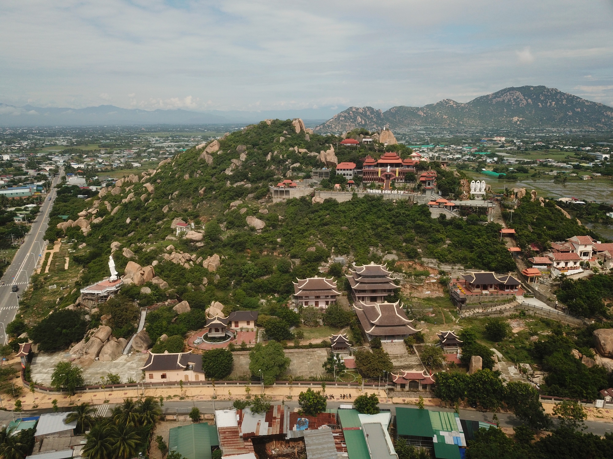 Xứ Phật bên bờ biển Ninh Chử, nơi tĩnh tâm cho những ai thích du lịch tâm linh ở Ninh Thuận  - Ảnh 1.