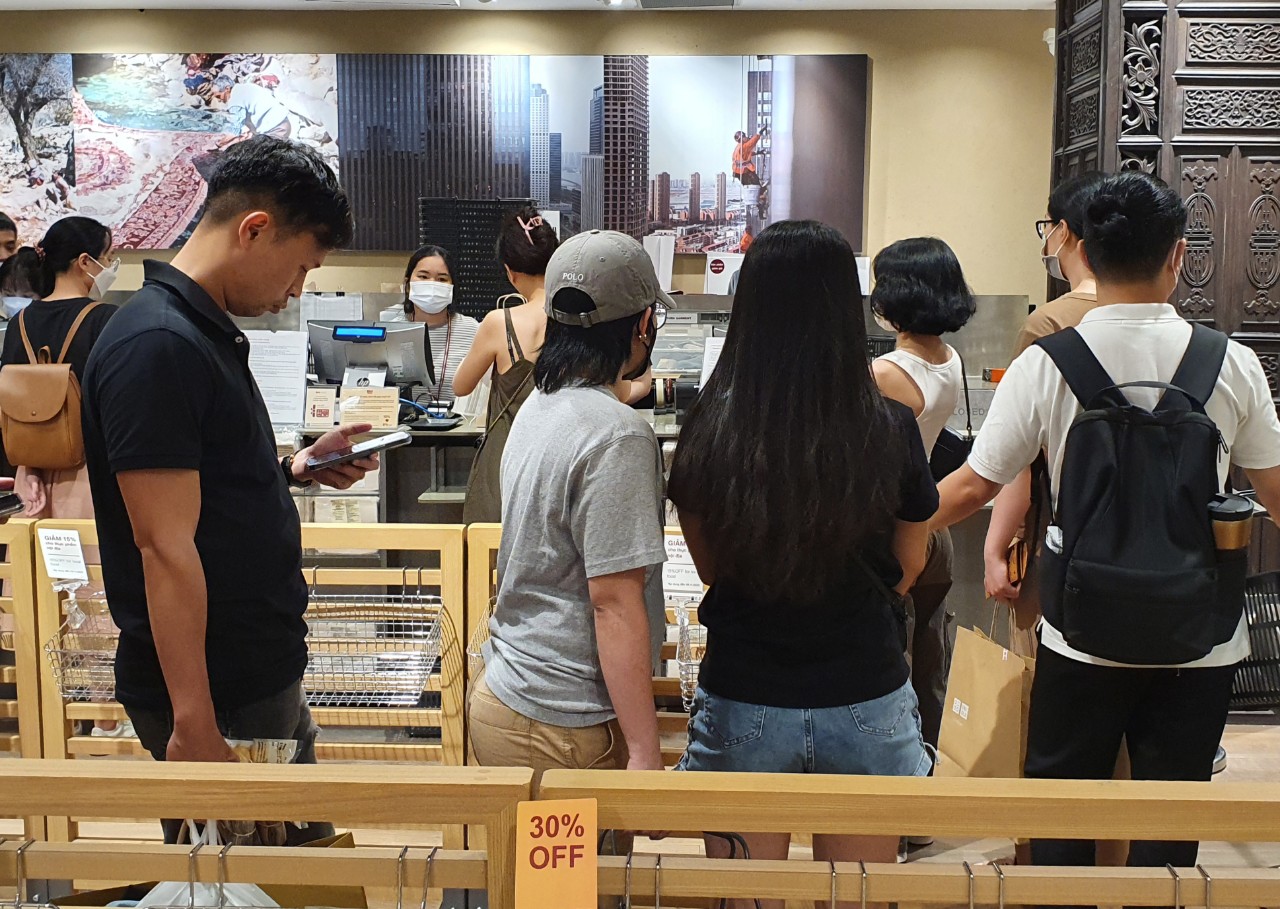 Trung tâm thương mại Sài Gòn tung giảm giá cuối năm - Ảnh 5.