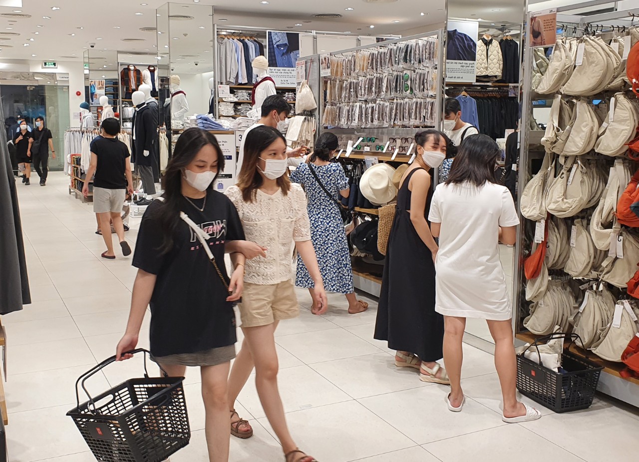 Trung tâm thương mại Sài Gòn tung giảm giá cuối năm - Ảnh 6.