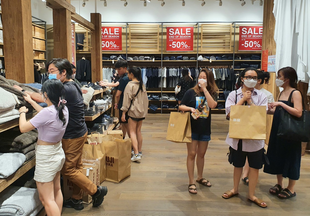 Trung tâm thương mại Sài Gòn tung giảm giá cuối năm - Ảnh 1.