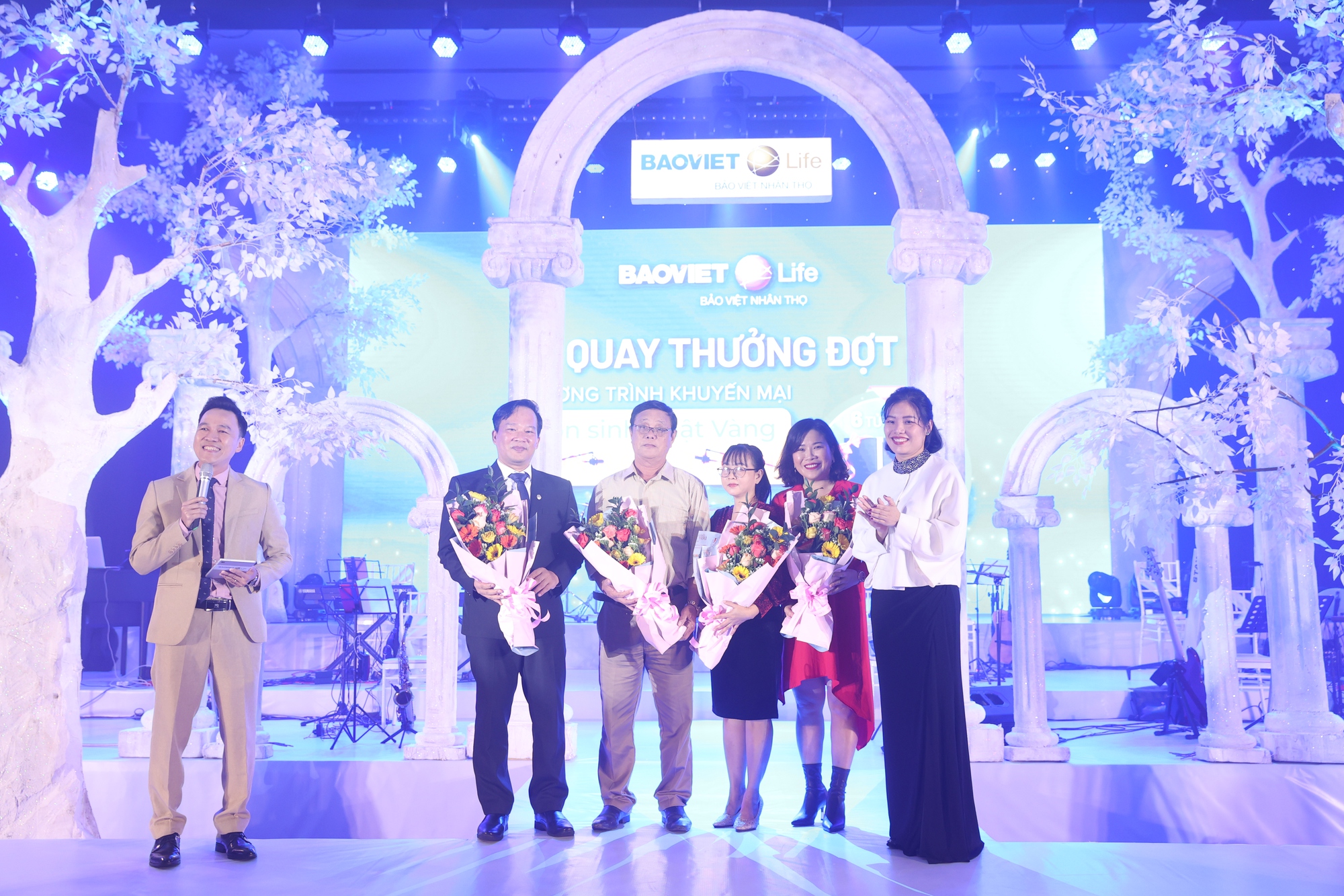 Bảo Việt Nhân thọ trao giải thưởng gần 1 tỷ đồng cho khách hàng - Ảnh 2.