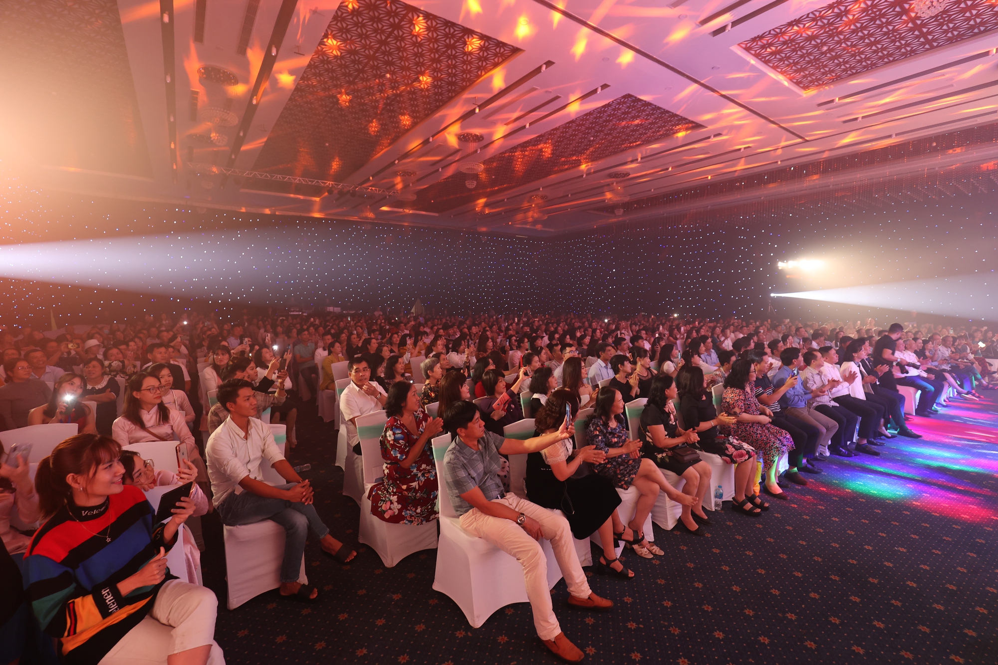 Bảo Việt Nhân thọ trao giải thưởng gần 1 tỷ đồng cho khách hàng - Ảnh 1.