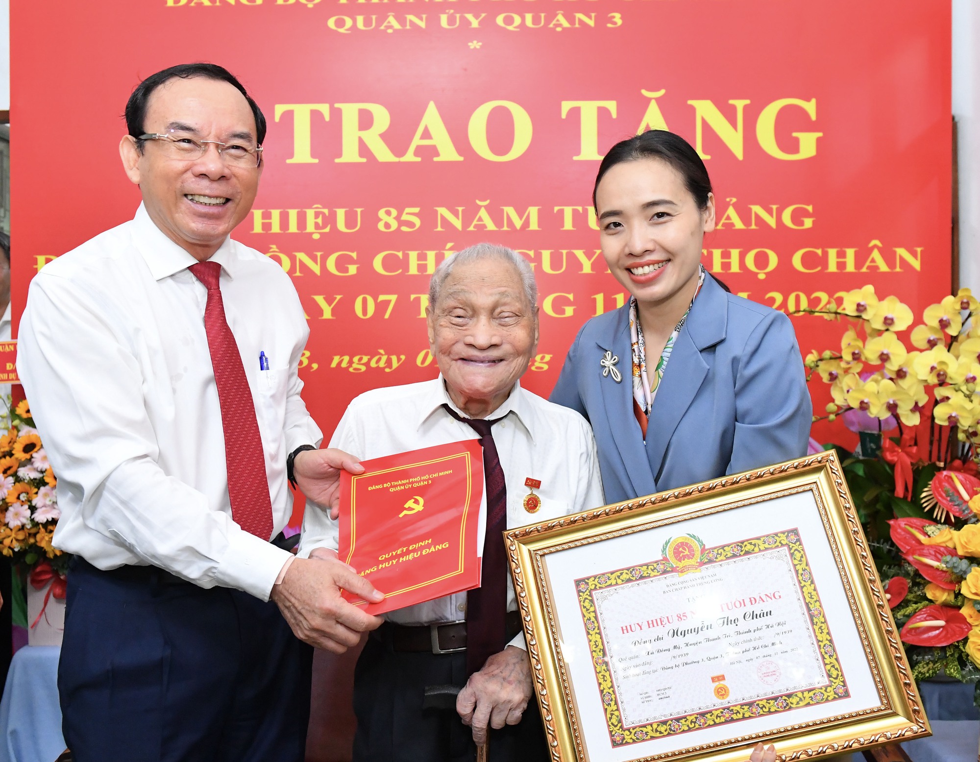 Trao Huy hiệu 85 tuổi Đảng cho cán bộ lão thành Nguyễn Thọ Chân - Ảnh 1.