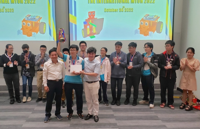Nam sinh lớp 11 đạt giải vô địch cuộc thi lập trình robot tại Singapore  - Ảnh 1.