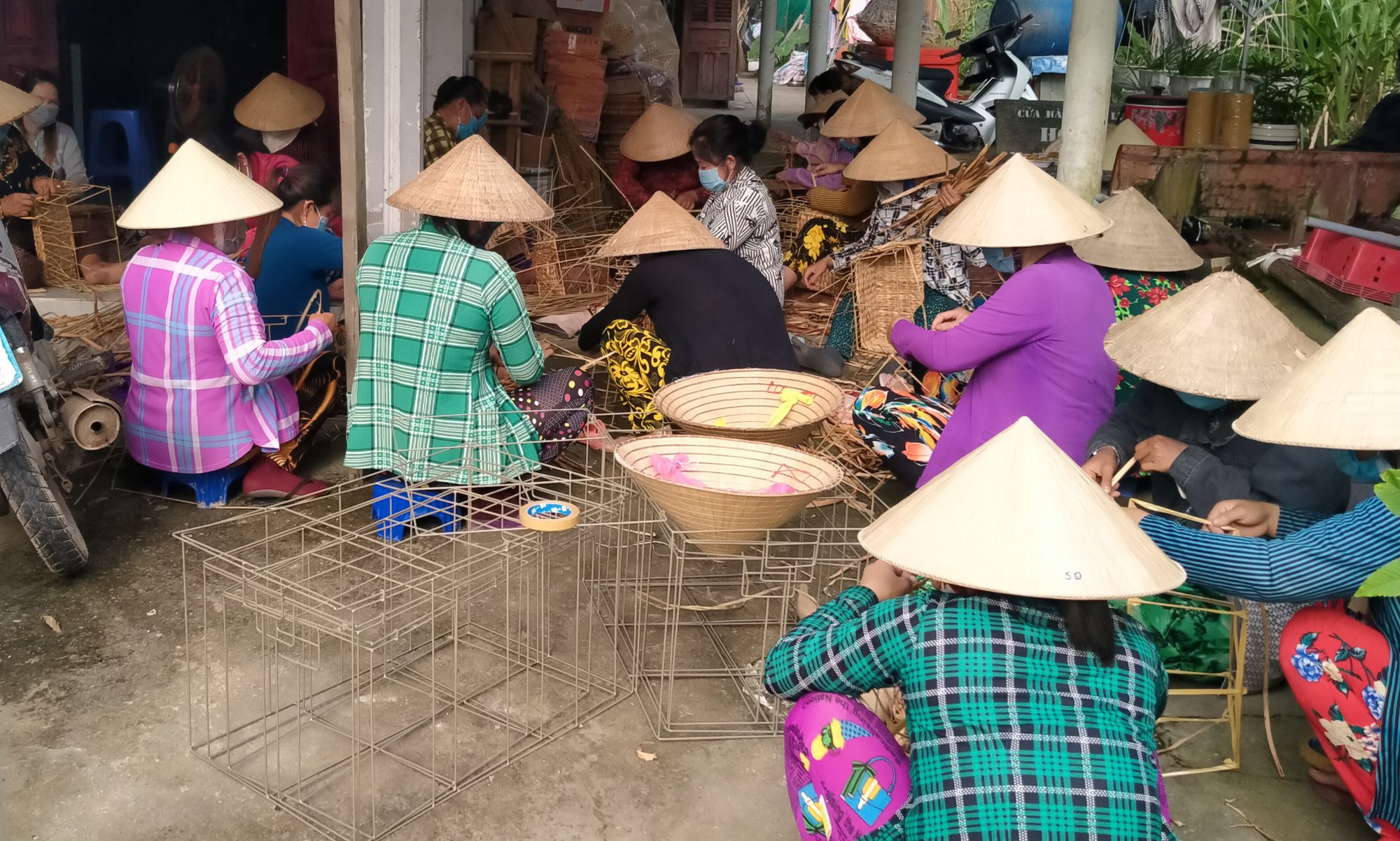 Đan lục bình lúc nhàn rỗi, hàng trăm phụ nữ ở Kiên Giang kiếm thêm từ 3 triệu đồng/người/tháng - Ảnh 3.