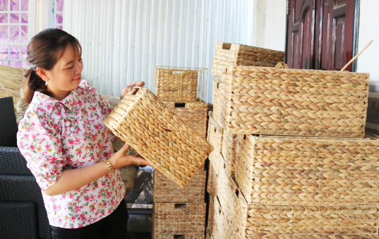 Đan lục bình lúc nhàn rỗi, hàng trăm phụ nữ ở Kiên Giang kiếm thêm từ 3 triệu đồng/người/tháng - Ảnh 4.