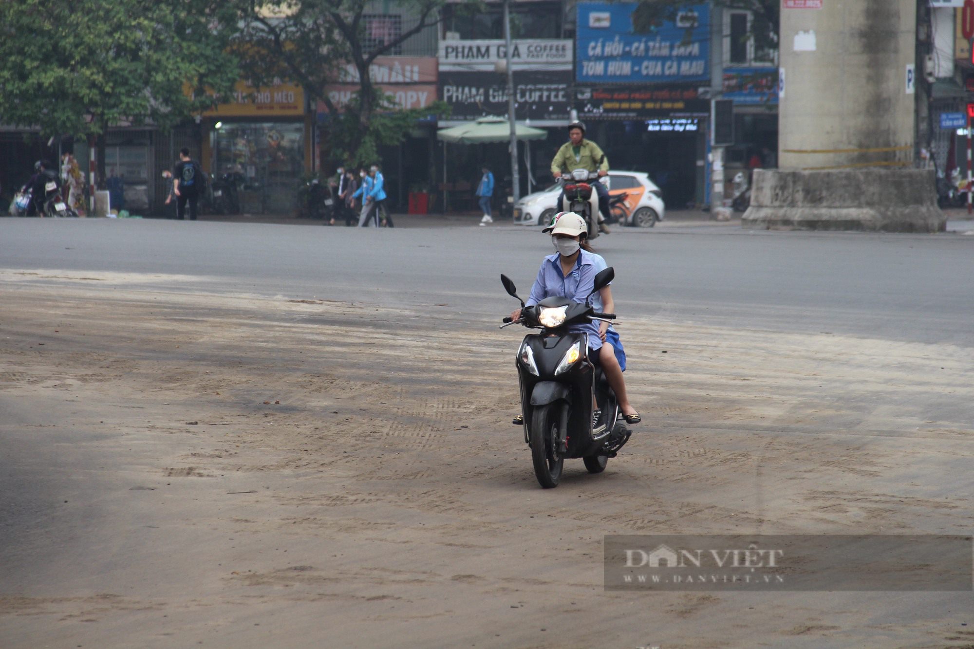 Hà Nội: Nhiều người dân “vồ ếch” vì đường trơn như bôi mỡ - Ảnh 4.