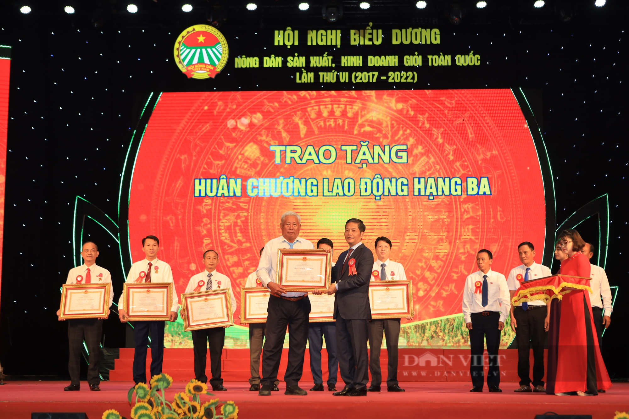 Tỷ phú nuôi tôm công nghệ cao ở Sóc Trăng được tặng Huân chương Lao hạng Ba của Chủ tịch nước - Ảnh 2.