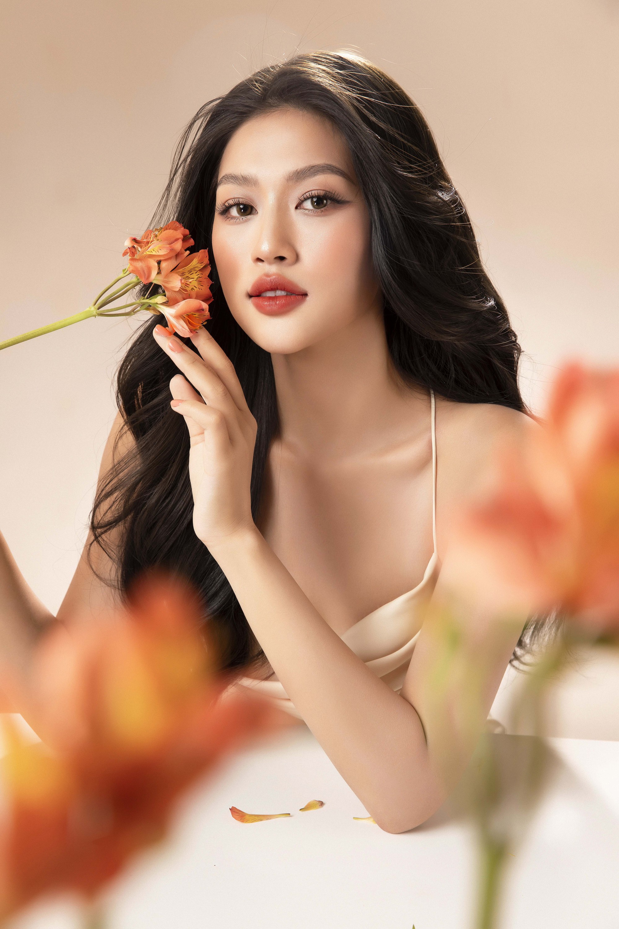 Đoàn Thiên Ân &quot;lột xác&quot; xinh đẹp, cuốn hút sau hơn 1 tháng đăng quang Hoa hậu Hòa bình Việt Nam 2022 - Ảnh 4.