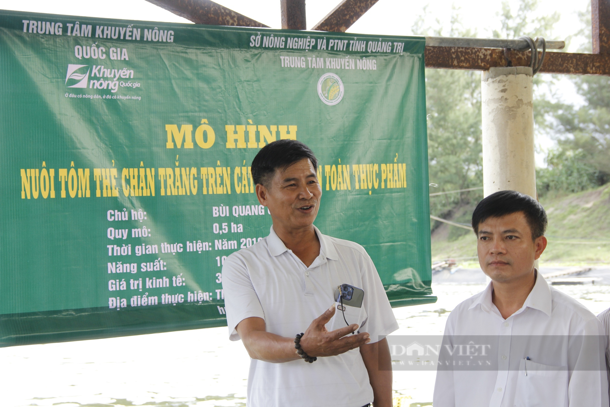 Ông nông dân ở Quảng Trị bỏ túi hơn 2 tỷ đồng mỗi năm nhờ nuôi tôm 2 giai đoạn an toàn sinh học - Ảnh 1.
