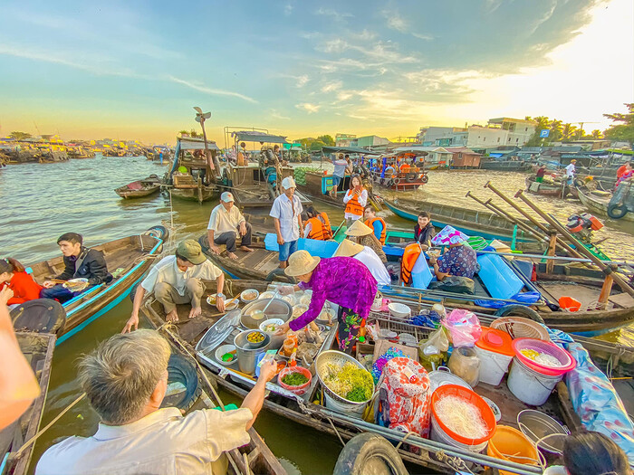 Xao xuyến trước khung cảnh chợ nổi miền Tây sông nước - Ảnh 3.