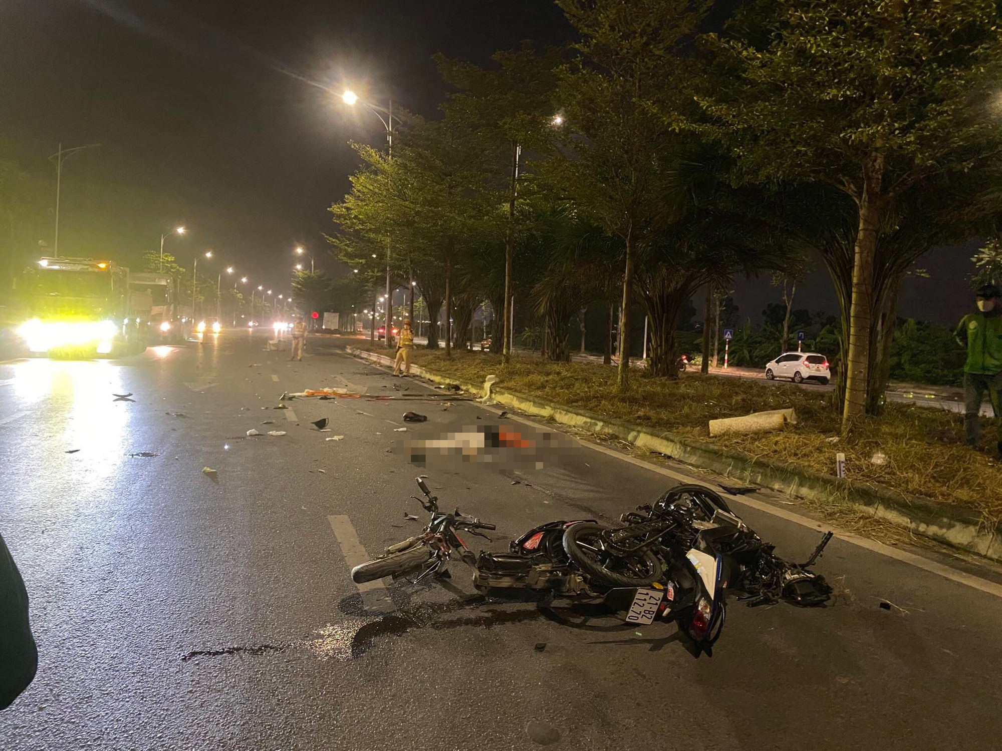 Tai nạn giao thông trong đêm ở Hà Nội khiến 4 người thương vong - Ảnh 1.
