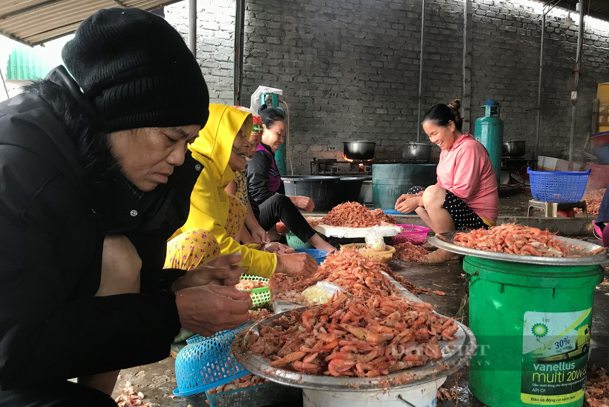 Nghề tay nhanh là tiền nhiều, chị em cứ rảnh là vào việc kiếm tiền tươi ngay tại cảng cá - Ảnh 3.