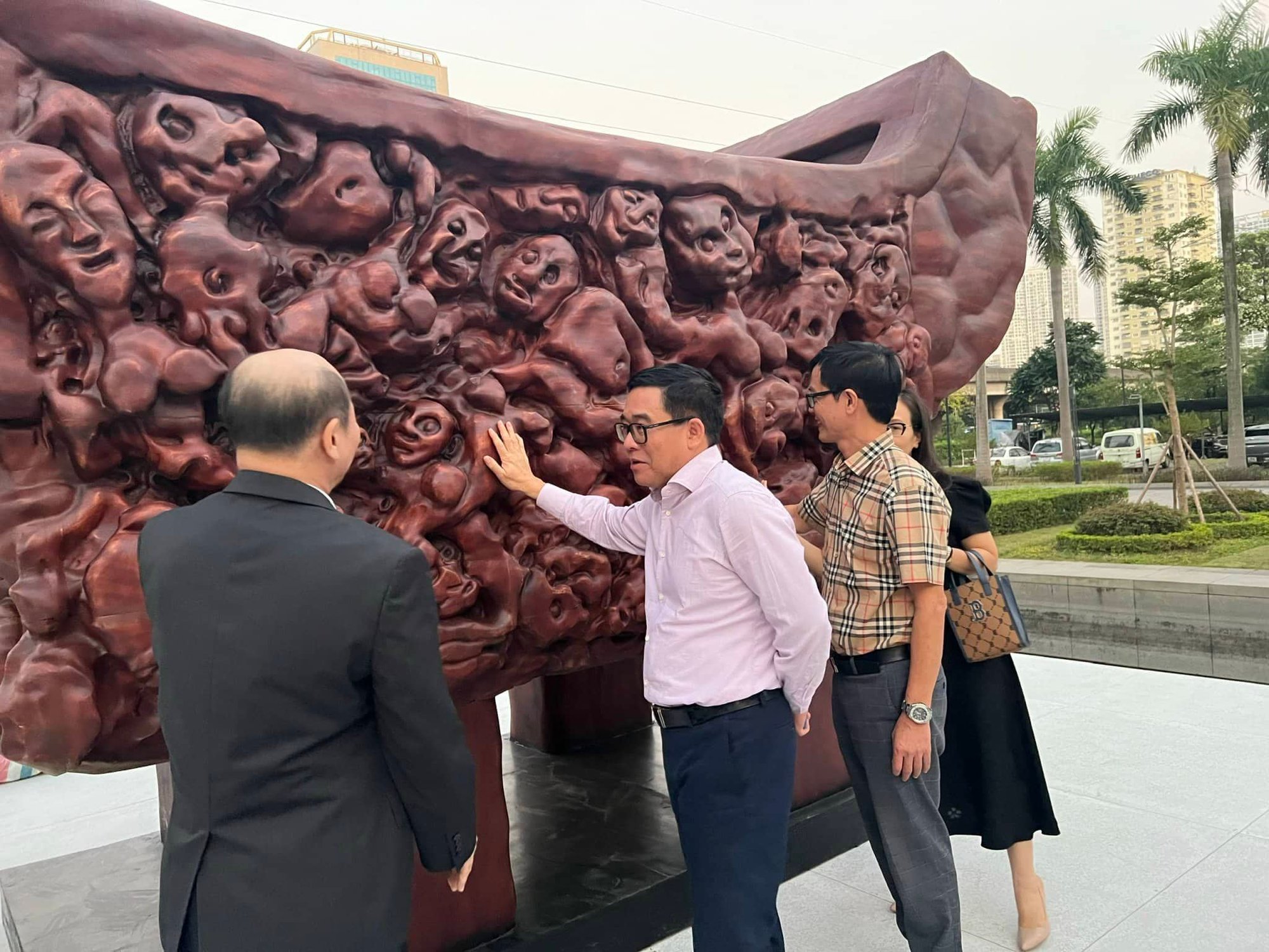 Lần đầu tiên, tác phẩm điêu khắc nặng hơn 4,5 tấn được trưng bày tại Bảo tàng Hà Nội - Ảnh 1.