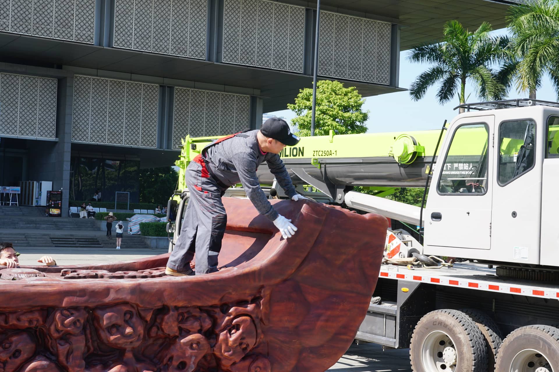 Lần đầu tiên, tác phẩm điêu khắc nặng hơn 4,5 tấn được trưng bày tại Bảo tàng Hà Nội - Ảnh 6.