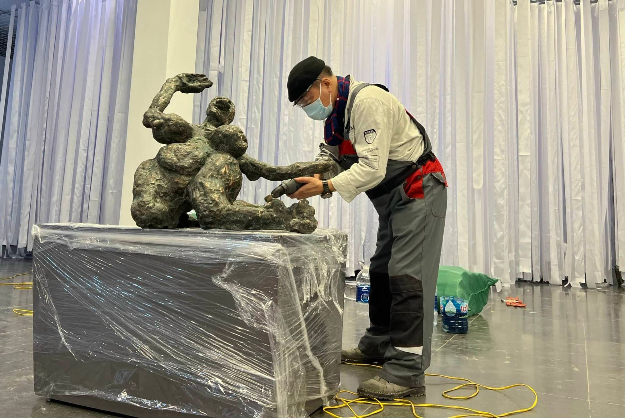 Lần đầu tiên, tác phẩm điêu khắc nặng hơn 4,5 tấn được trưng bày tại Bảo tàng Hà Nội - Ảnh 4.