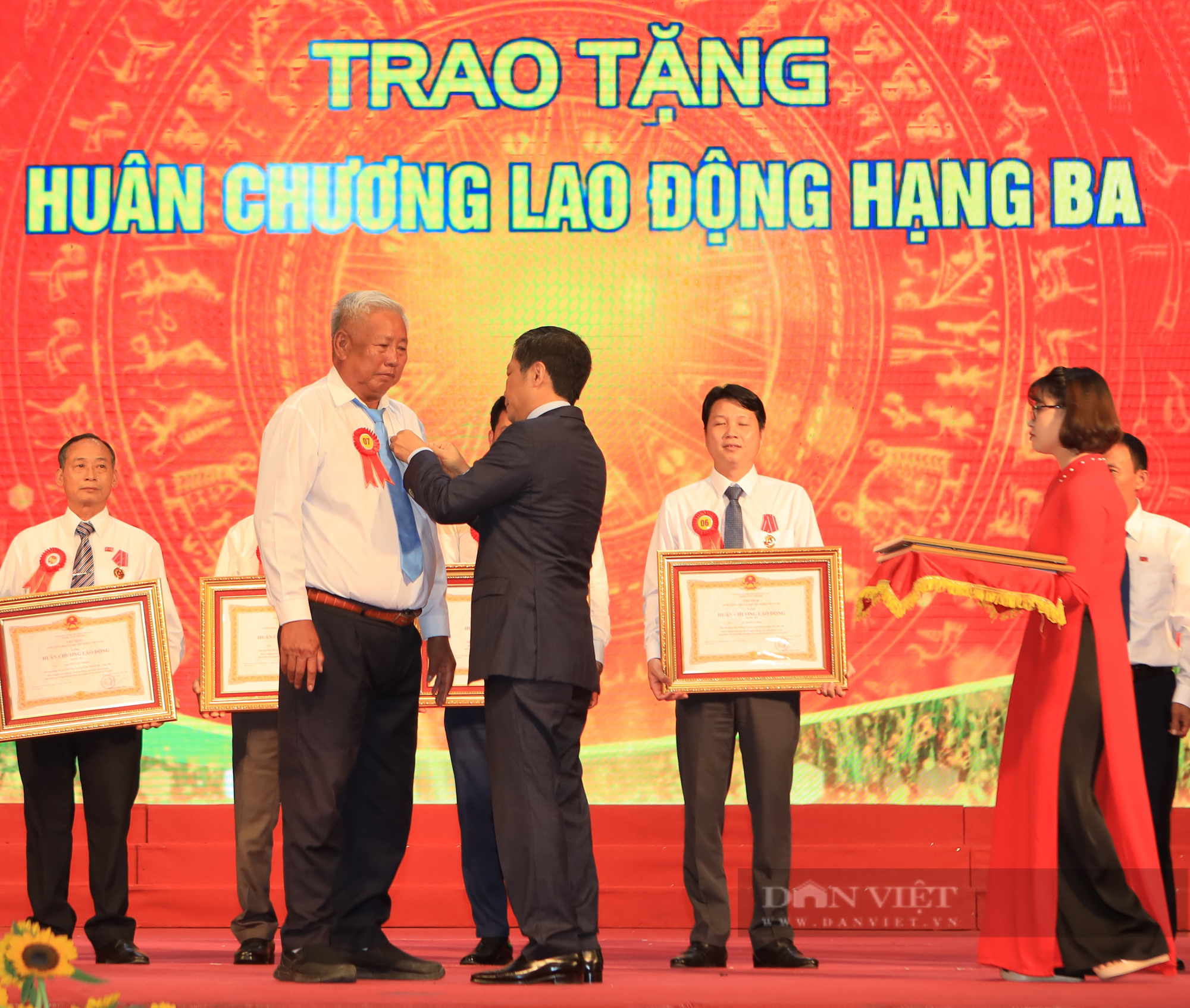 Tỷ phú nuôi tôm công nghệ cao ở Sóc Trăng được tặng Huân chương Lao hạng Ba của Chủ tịch nước - Ảnh 1.