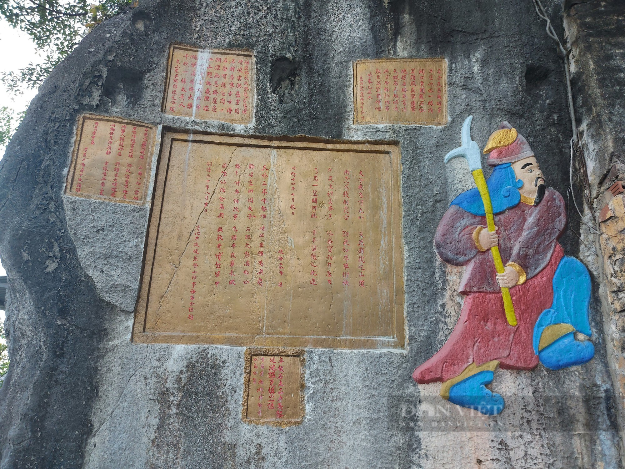 Thanh Hoá đề nghị xử lý nghiêm vụ chùa Quan Thánh 300 năm tuổi bị tô vẽ lòe loẹt - Ảnh 1.