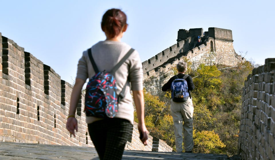 Du lịch Trung Quốc: Du khách vẫn phải lách qua khe cửa hẹp - Ảnh 1.