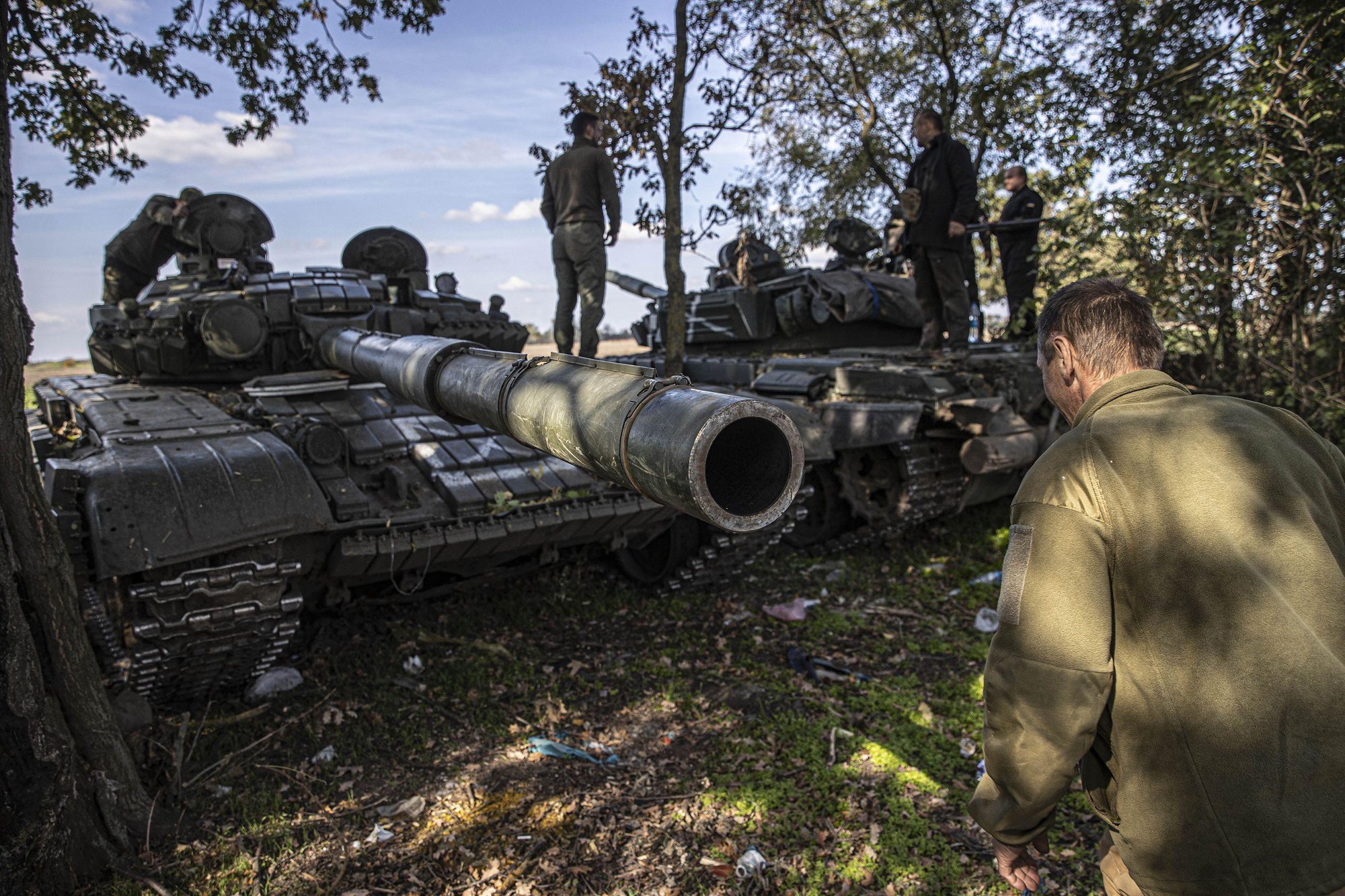 Quân đội Ukraine tiến nhanh vào thành phố Kherson bất chấp tuyên bố thận trọng - Ảnh 12.