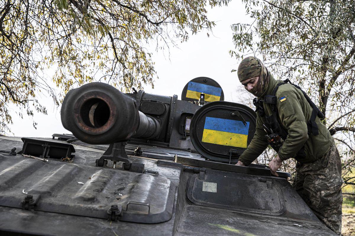 Quân đội Ukraine tiến nhanh vào thành phố Kherson bất chấp tuyên bố thận trọng - Ảnh 2.