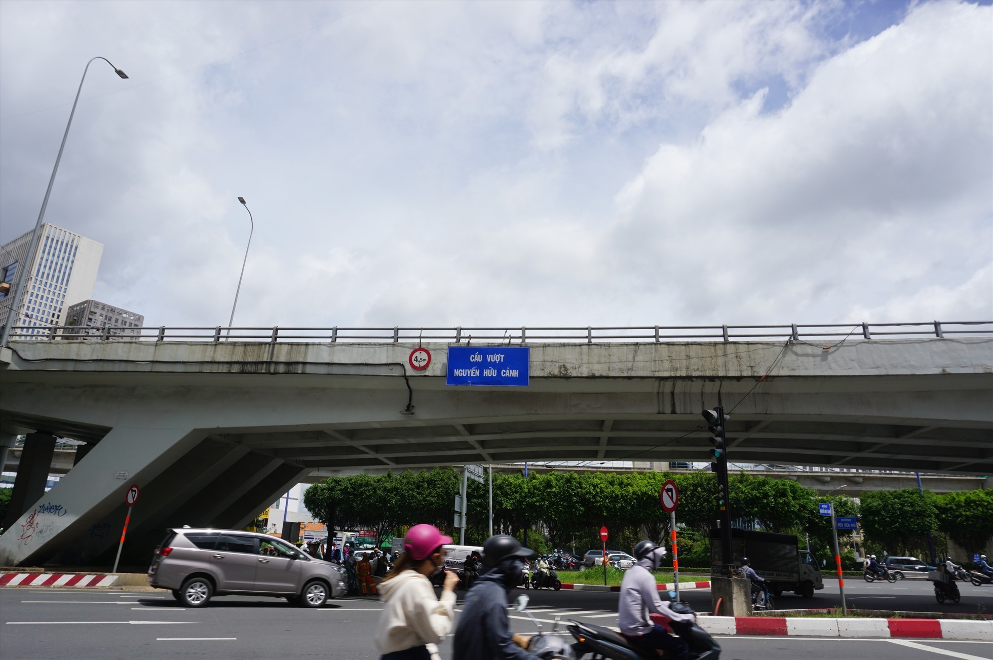 TP.HCM gỡ điểm nghẽn giao thông sau sự cố đứt cáp cầu vượt Nguyễn Hữu Cảnh - Ảnh 3.