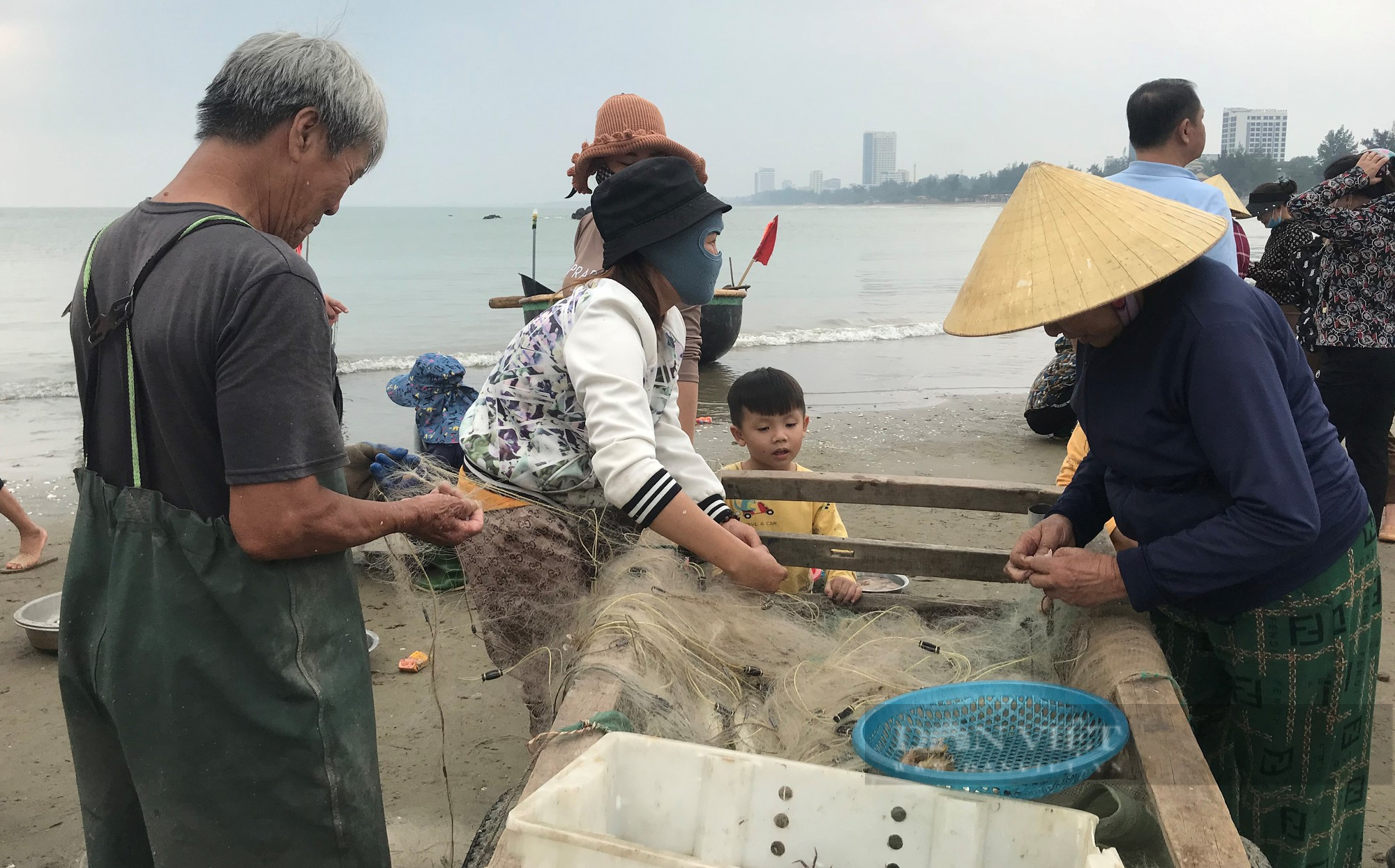 Ở Nghệ An có một nơi hải sản thuộc hàng cực phẩm được bán theo mớ, khách ra tận bãi biển tranh nhau mua - Ảnh 3.