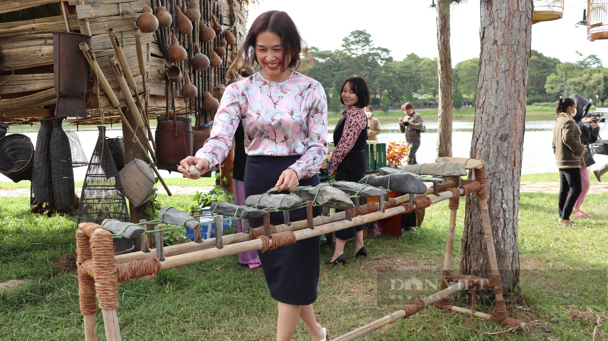 Du khách, người dân mãn nhãn xem trình diễn trang phục thổ cẩm Tây Nguyên bên hồ Xuân Hương - Ảnh 10.