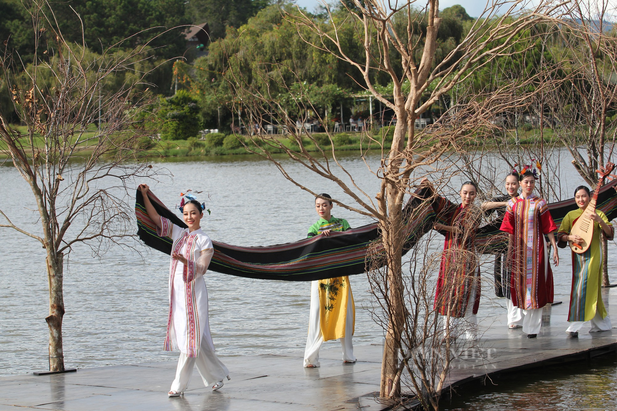 Du khách, người dân mãn nhãn xem trình diễn trang phục thổ cẩm Tây Nguyên bên hồ Xuân Hương - Ảnh 1.