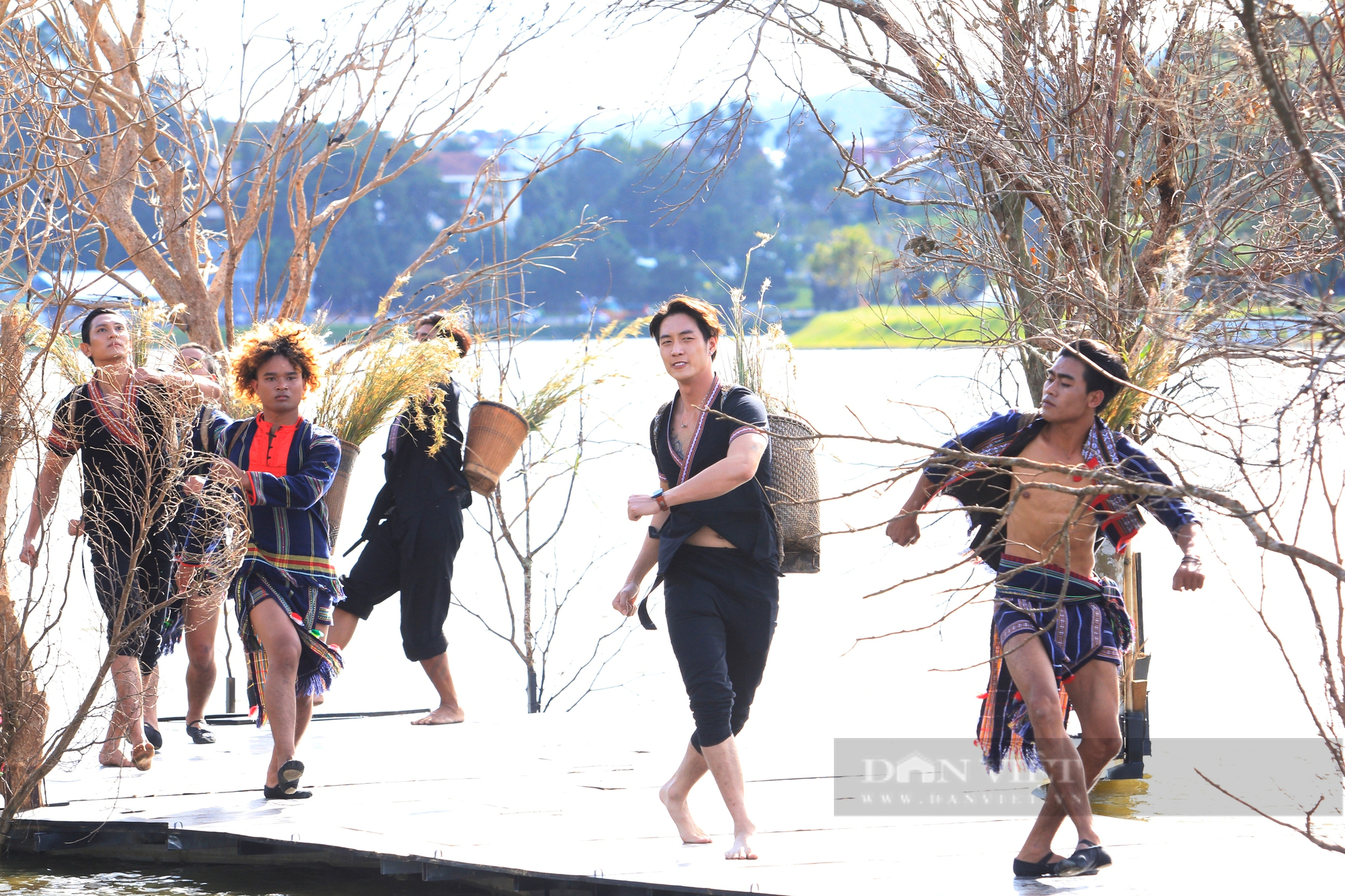 Du khách, người dân mãn nhãn xem trình diễn trang phục thổ cẩm Tây Nguyên bên hồ Xuân Hương - Ảnh 3.
