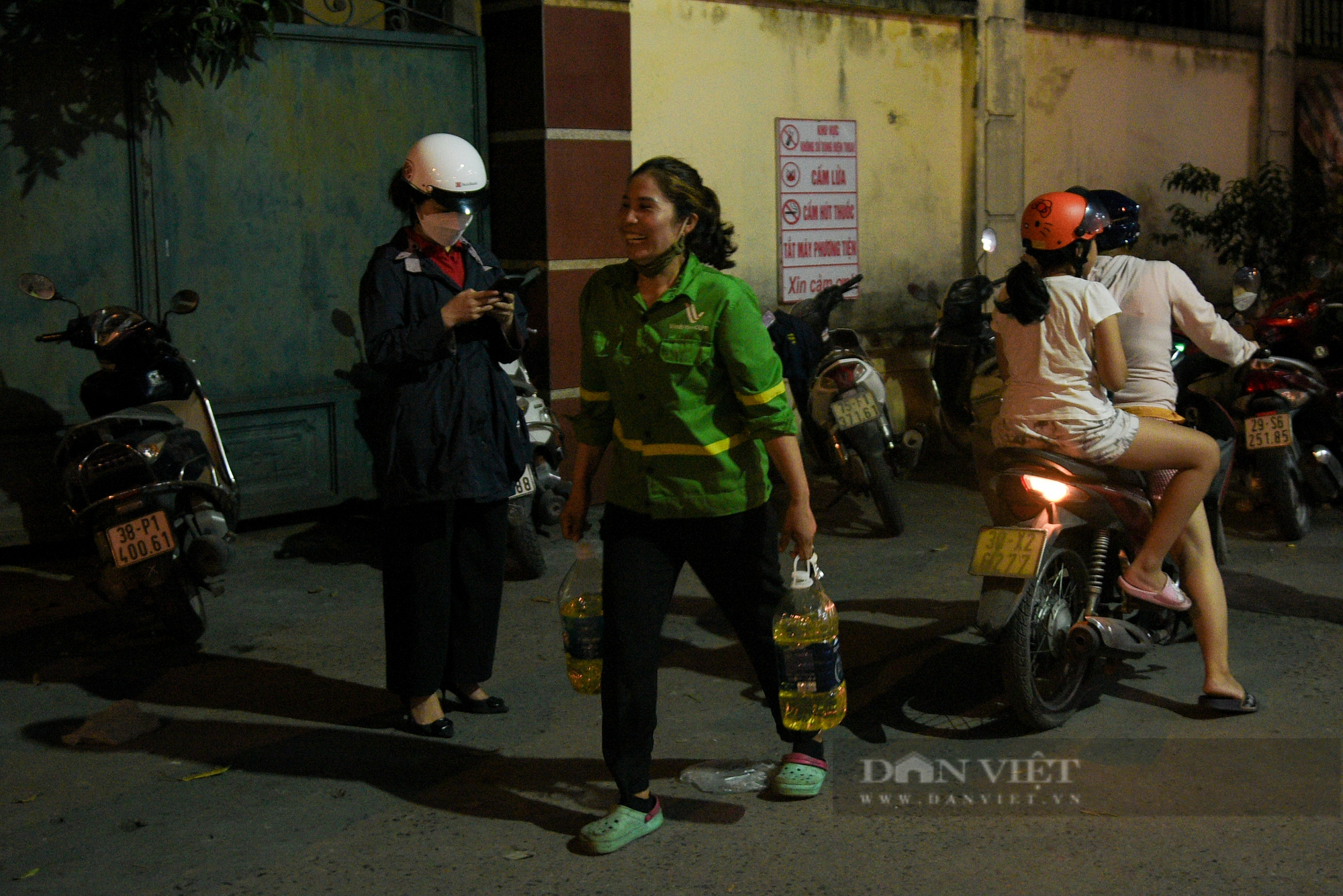 Người Hà Nội mang chai nhựa, xếp hàng dài mua xăng như thời bao cấp - Ảnh 9.