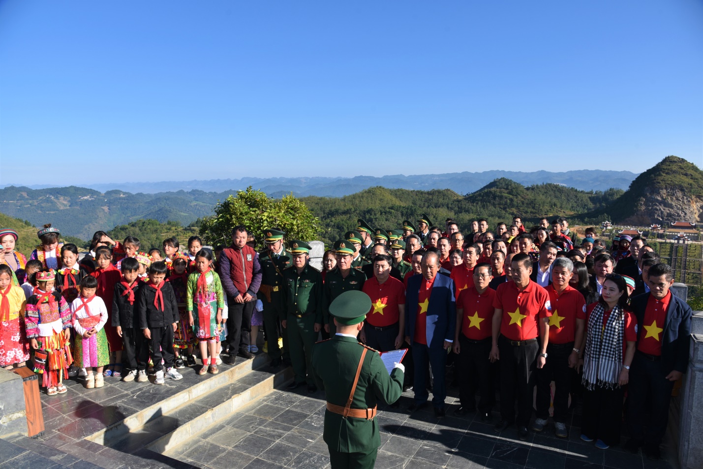 Him Lam Land đồng hành cùng Báo Người Lao Động trao tặng 10.000 lá cờ Tổ Quốc cho vùng biên giới Hà Giang - Ảnh 1.