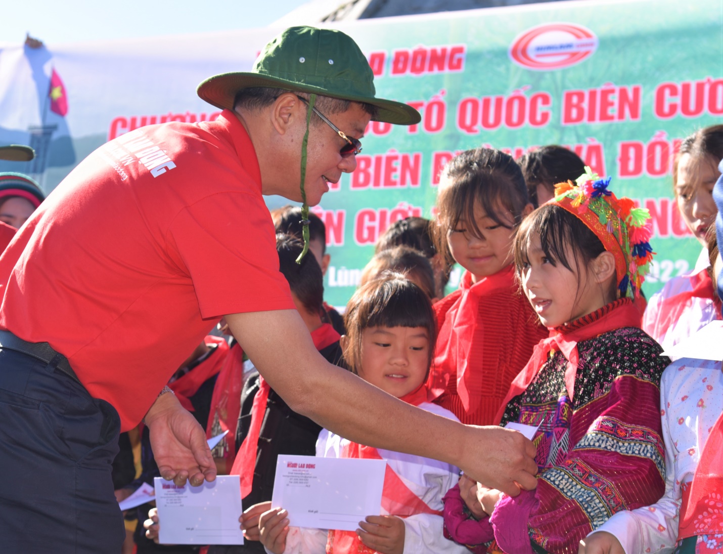 Him Lam Land đồng hành cùng Báo Người Lao Động trao tặng 10.000 lá cờ Tổ Quốc cho vùng biên giới Hà Giang - Ảnh 3.